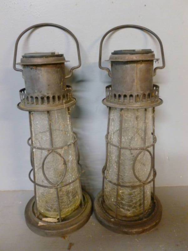 lot 82 image: Decorative