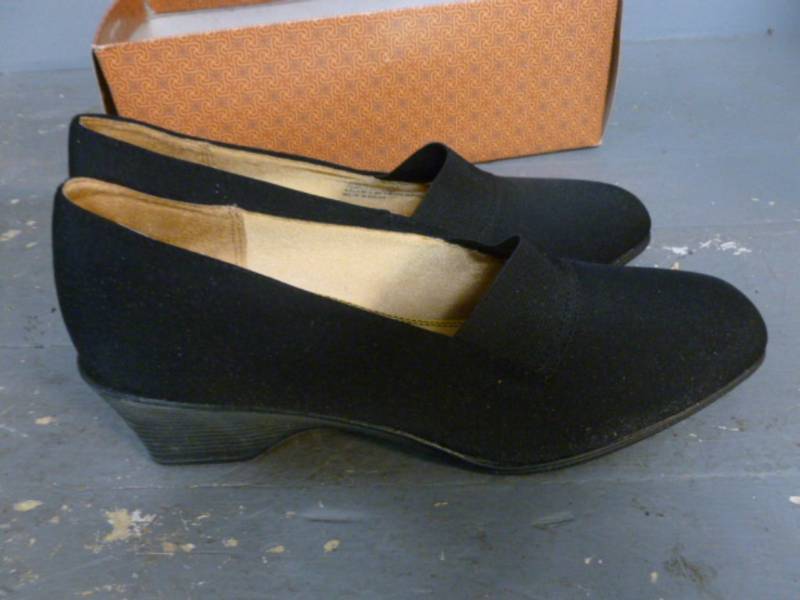 lot 104 image: Ladies Shoes