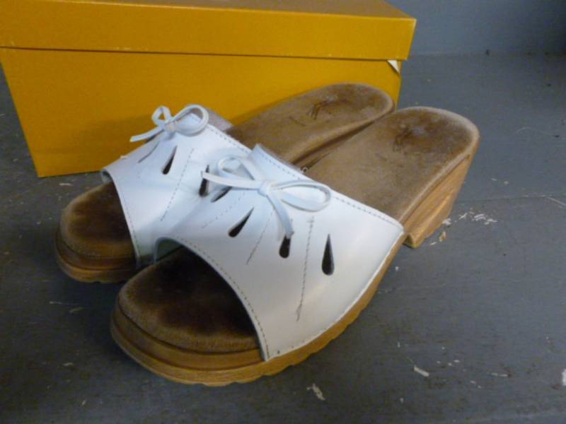 lot 112 image: Ladies Shoes