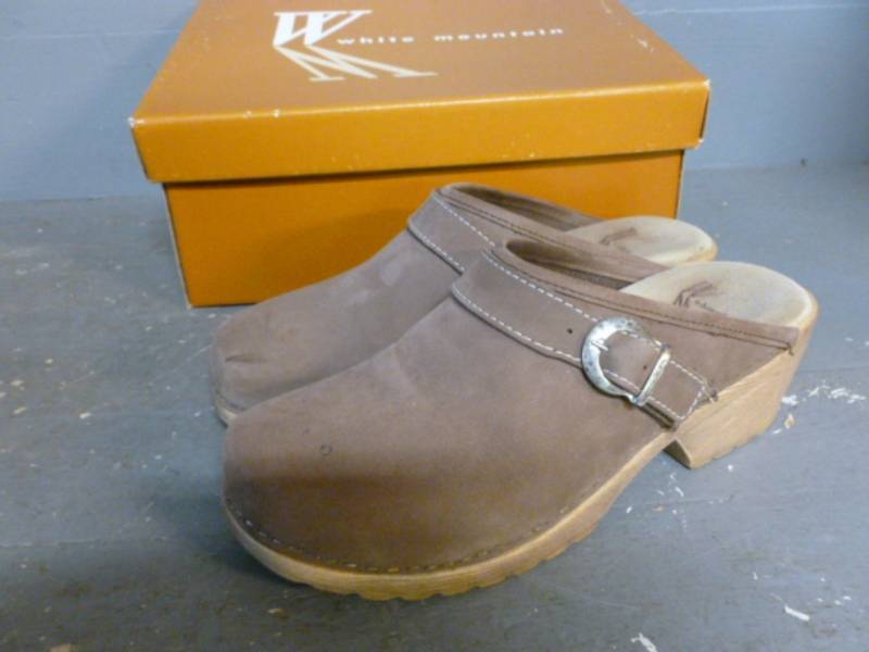 lot 113 image: Ladies Shoes