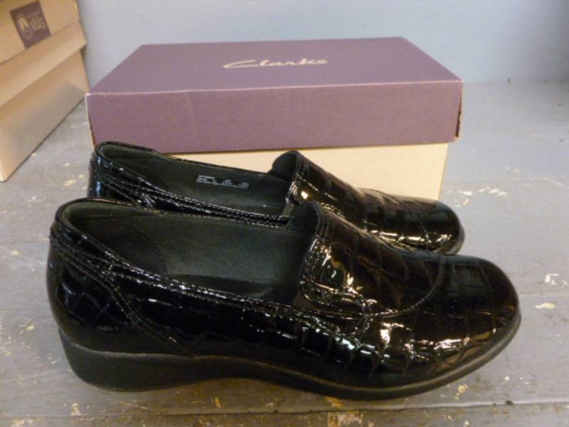 lot 114 image: Ladies Shoes