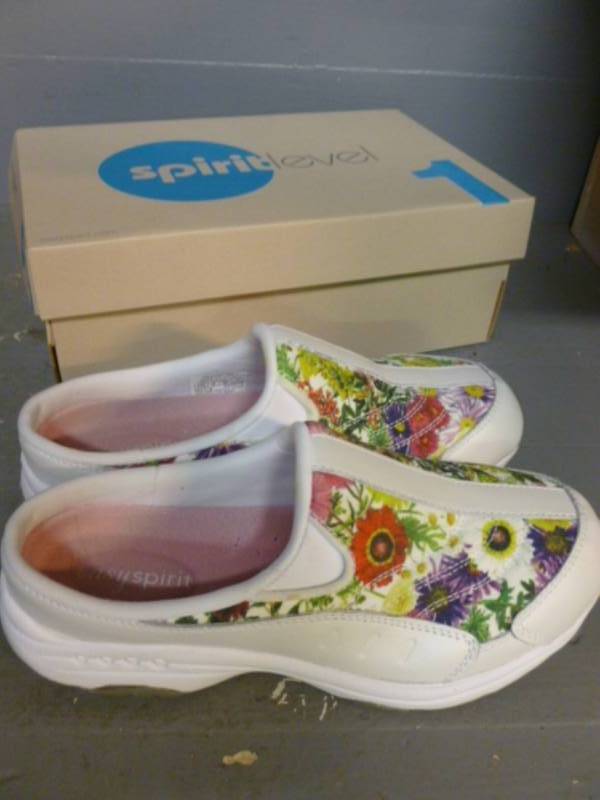 lot 116 image: Ladies Shoes