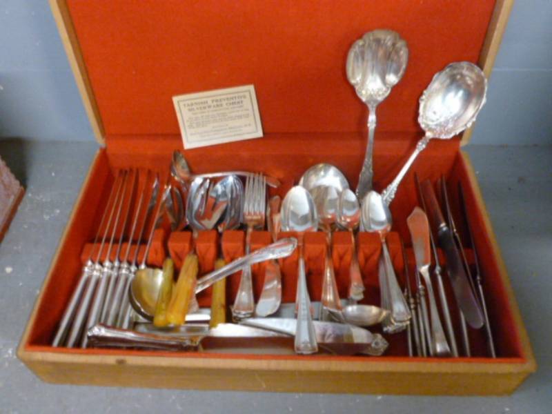 lot 185 image: Vintage Silverplate Flatware Set
