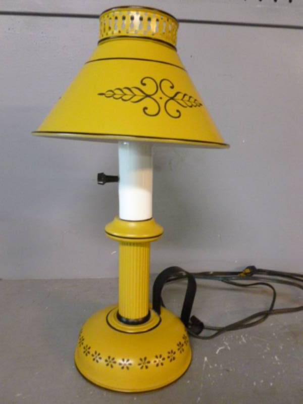 lot 194 image: Vintage Lamp