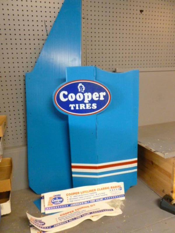 lot 202 image: Store Display Rack