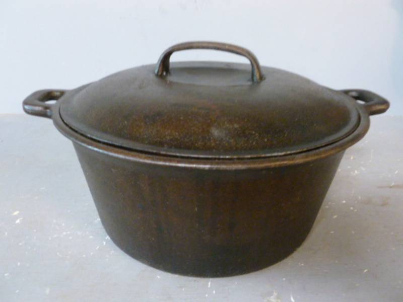 lot 242 image: Cast Iron Dutch Oven