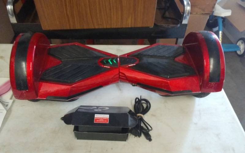lot 17 image: Hover Board With Charger  Powers Up