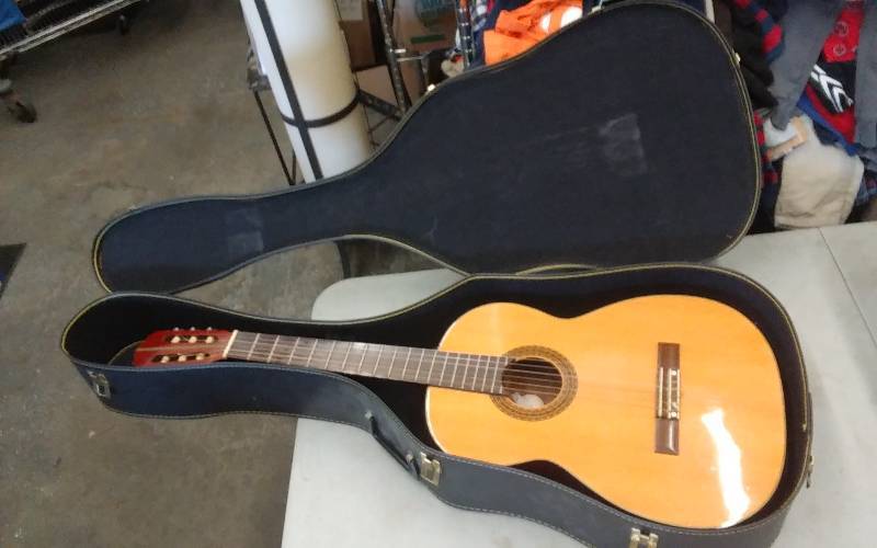 lot 15 image: Decca Acoustical Guitar With Hard Case (Made In New York)