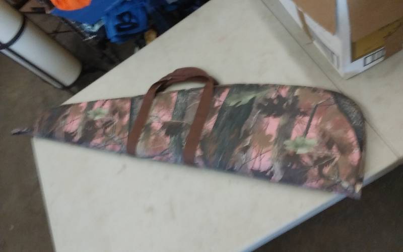 lot 20 image: Pink Camo Gun Case