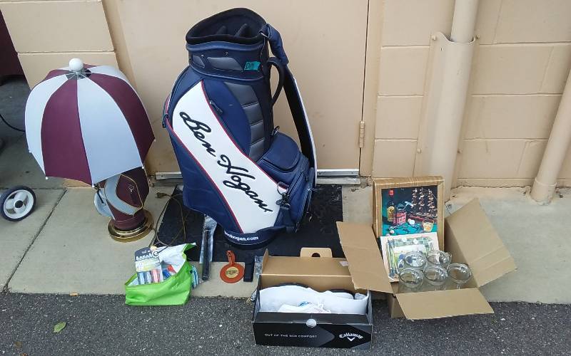 lot 54 image: Golf Bag, Golf Bag Lamp, New Calloway Golf Shoes Ladies Size 10-12, Golf Related Bar Set & Misc