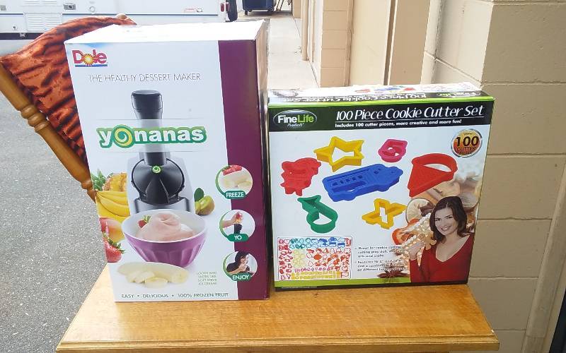 lot 60 image: Yo-Nanas Machine Cookie Cutter Set