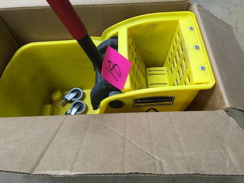Rubbermaid 31 Qt. Tandem Mop Bucket in good conditions