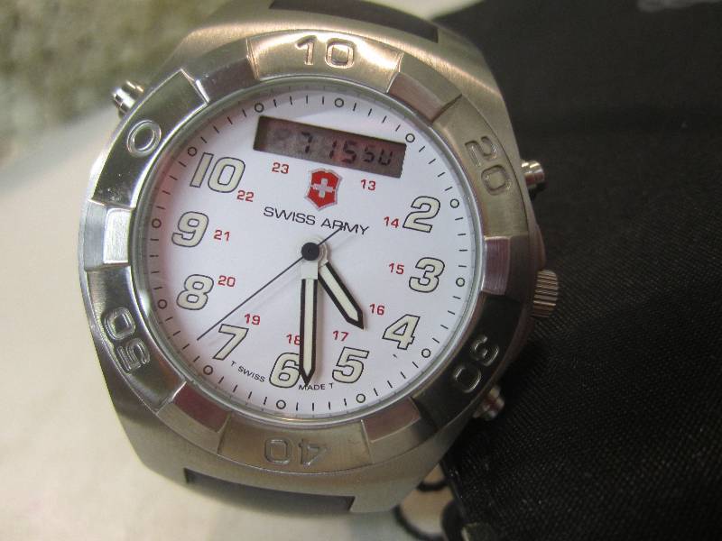 lot 32 image: Swiss Army Watch by Victorinox Swis...