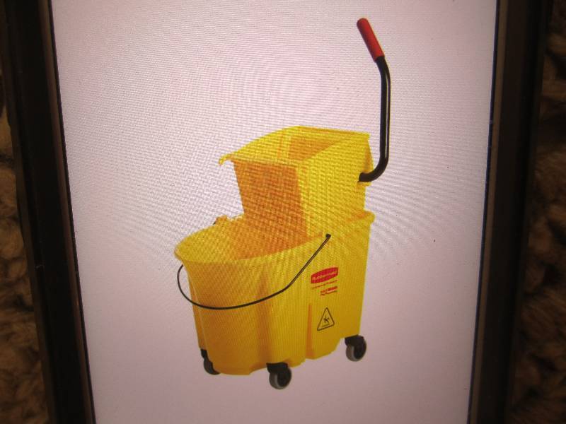 lot 106 image: Rubbermaid Wave Brake 35 Quart Side...