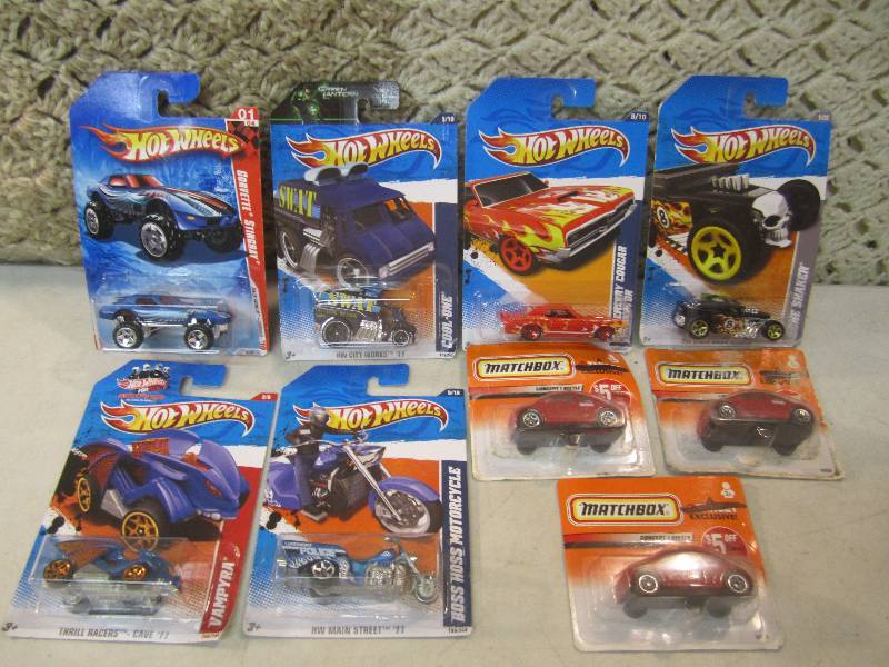 lot 221 image: 9 Hot Wheels and Matchbox Cars  E-1...