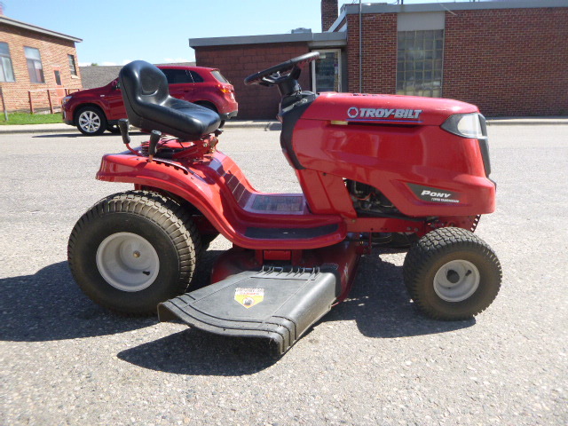 lot 3 image: Troy-Bilt Riding Lawn Mower