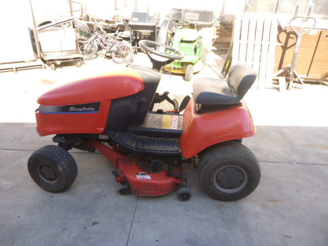 lot 8 image: Simplicity Regent Hydro 14 Riding Lawn Mower