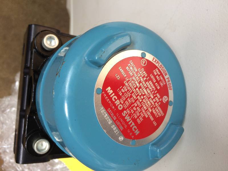 lot 23 image: Whitey Explosion-Proof Micro Switch for Hazardous Locations 131SR Snap Switch