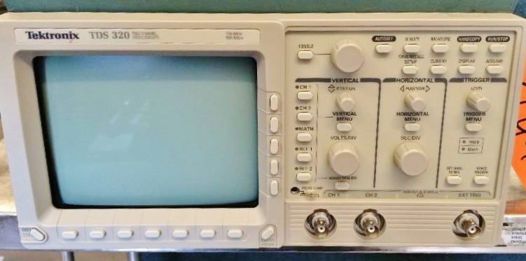lot 27 image: WOW Retails Used $1200 Tektronix TDS 320 Two Channel Digital Oscilloscope 100 MHZ 500 MSs  With Rare Front Cover Excellent Working Condition