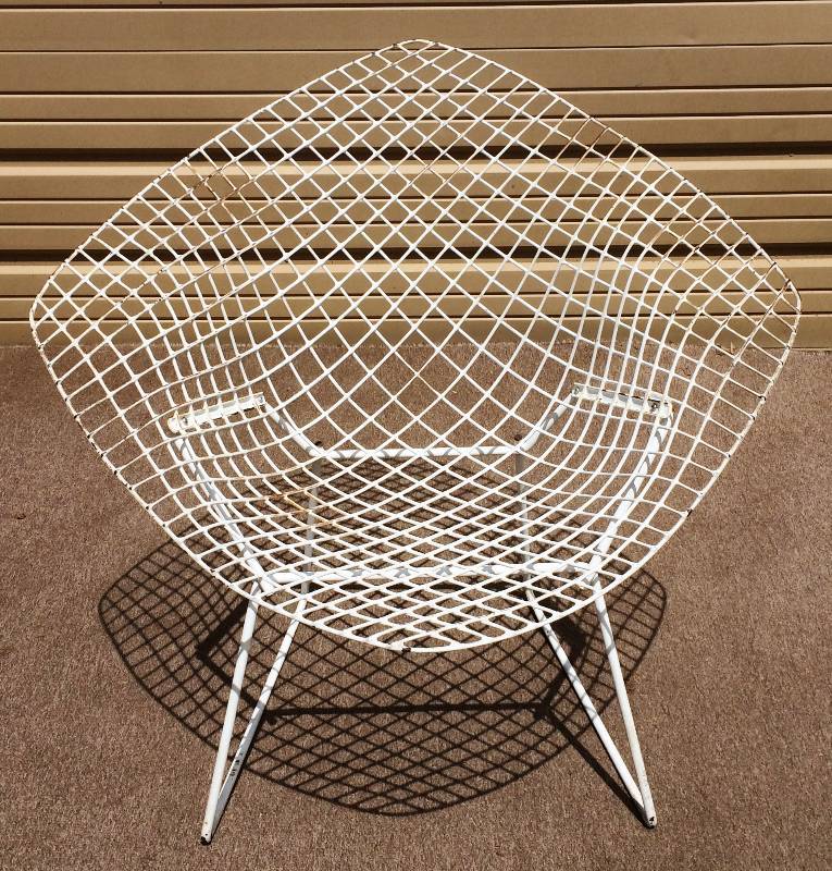 WOWOW AUTHENTIC VINTAGE&nbspHARRY BERTOIA FOR KNOLL MID CENTURY MODERN 1950S WHITE WIRE DIAMOND CHAIR - THE AUTHENTIC ONES (WHICH THIS IS) SELL ONLINE FOR $1500 - MINOR WEAR TO WHITE COATING - VERY STURDY