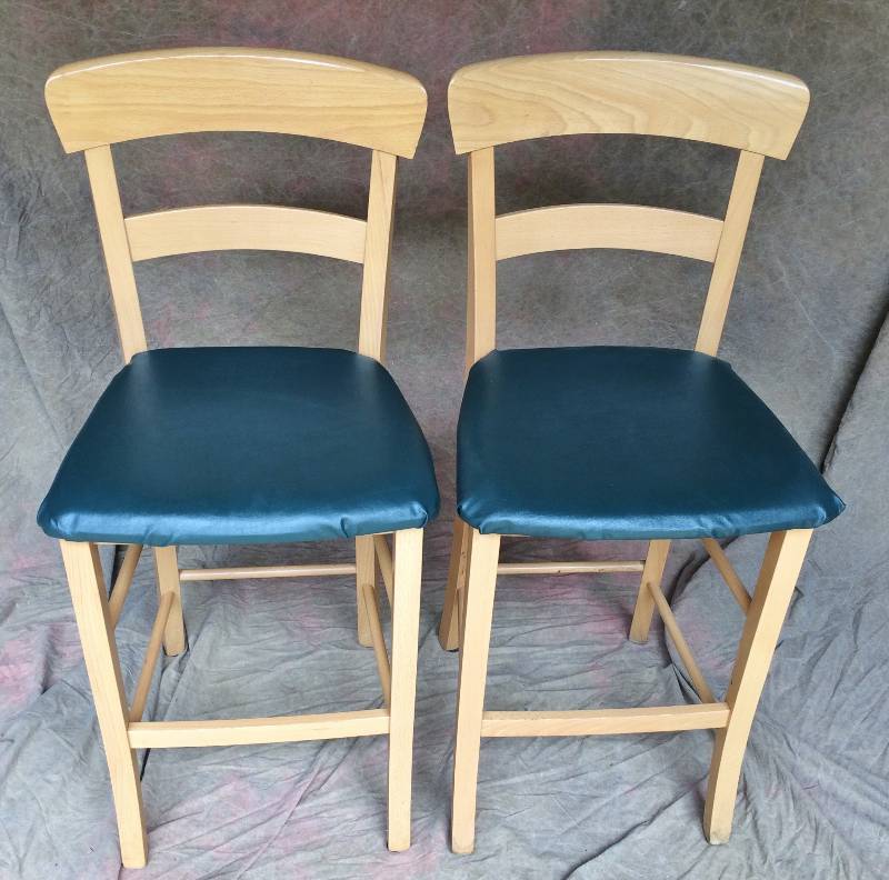 2 Beautiful Pair Oak Breakfast Bar Stools Kitchen Counter Height Chairs Padded Seat Ladder Back - Teal Colored Padded Seats - Excellent Condition