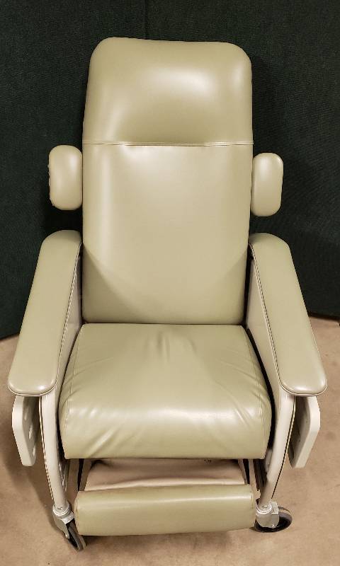 Retails New $1500 - Lumex Mobile Deluxe Clinic Patient Care Recliner Patient Geri Chair Ultimate Wide Comfort - With Side Tables Clinical Care Recliner Taupe - Like New Condition