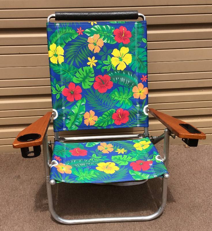 beach chairs with wooden arms