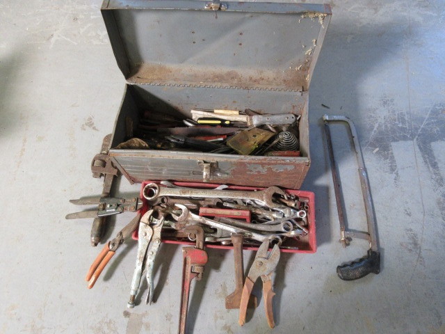 lot 110 image: MISCELLANEOUS TOOLS AND BOX