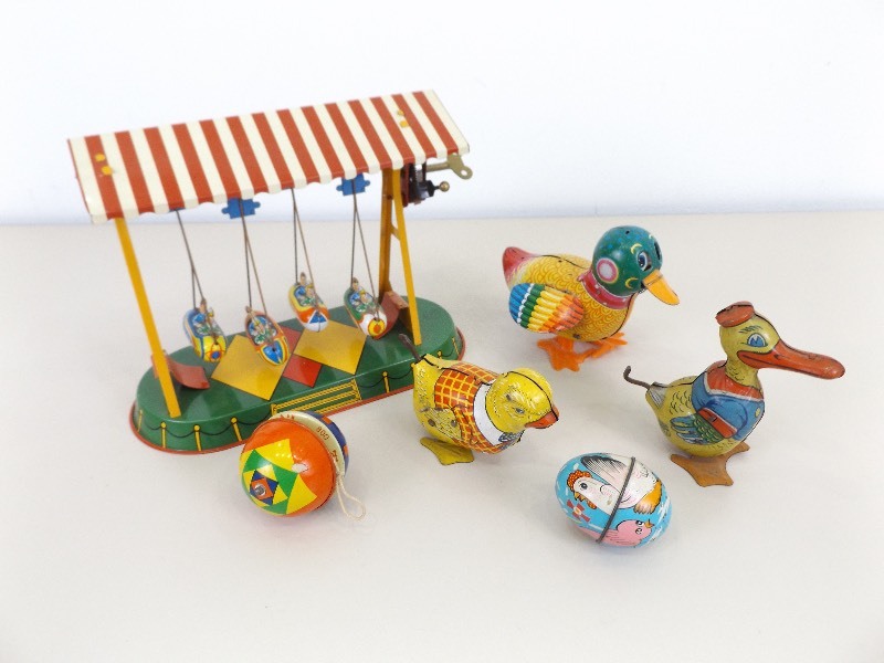 lot 3 image: Lot of WORKING Vintage Tin Toys