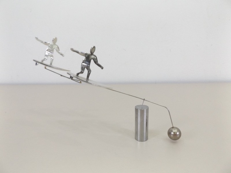 lot 38 image: Vintage 1977 Kinetic Balancing Surfers Desk Toy