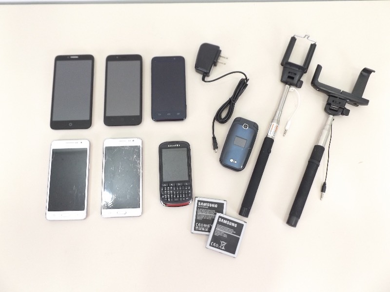 lot 40 image: Lot of Used Cellphones, and Selfie Sticks