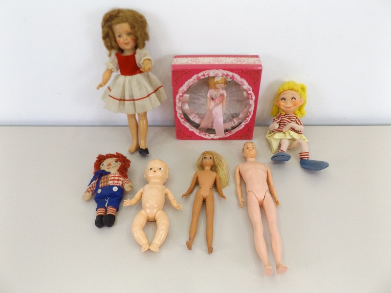 lot 42 image: Lot of Vintage Collectible Dolls