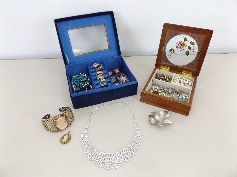 lot 44 image: Vintage Costume Jewelry in 2 Jewelry Boxes