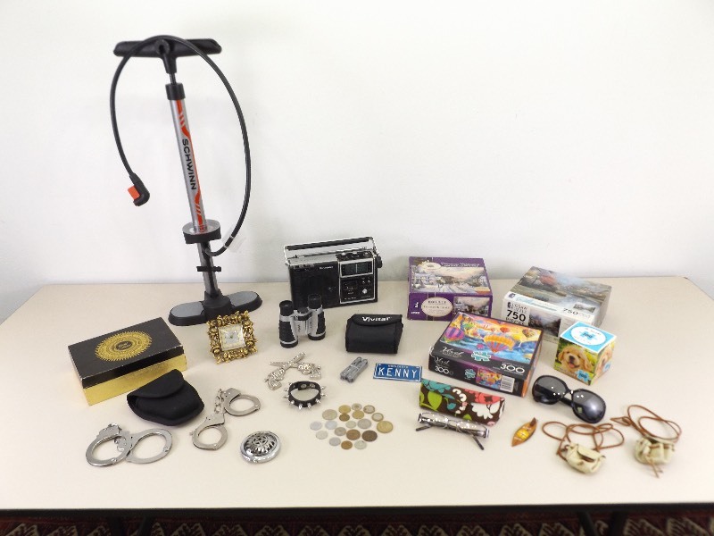 lot 50 image: Large Lot of Miscellaneous Collectibles 