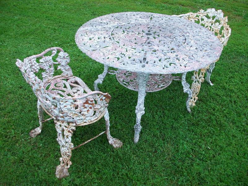 lot 16 image: Cast Iron Patio Set
