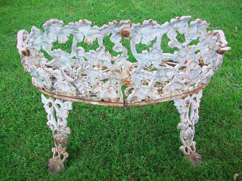 lot 18 image: Cast Iron Bench