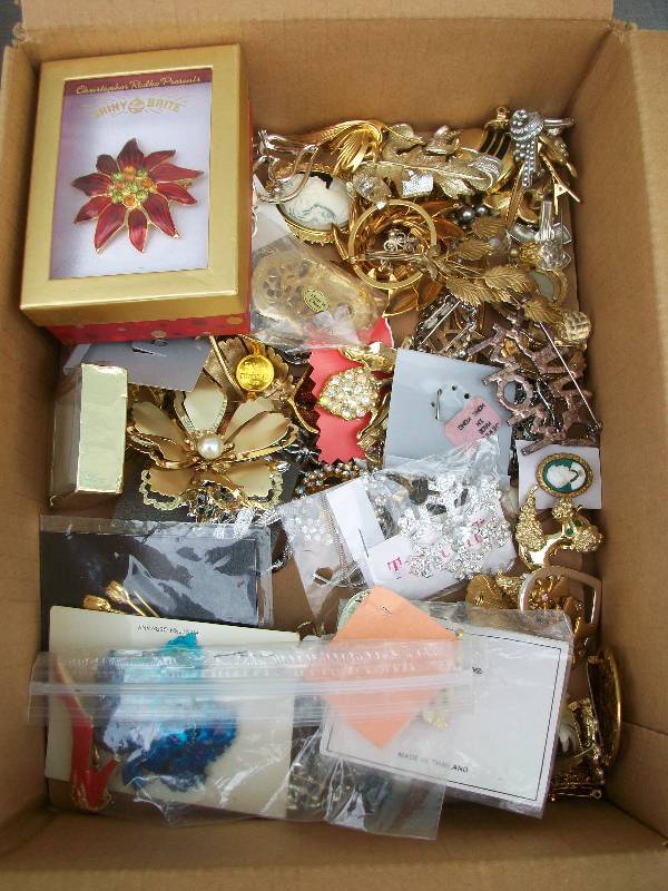 lot 64 image: Brooches & Earrings