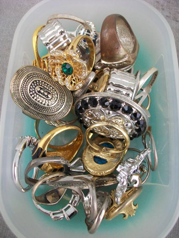 lot 65 image: Rings