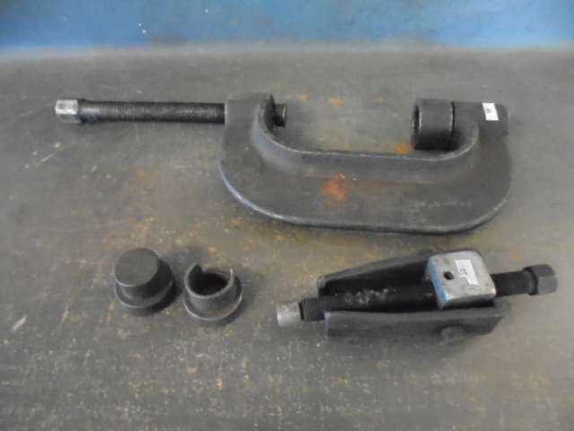 lot 3 image: C-Clamps and Pullers