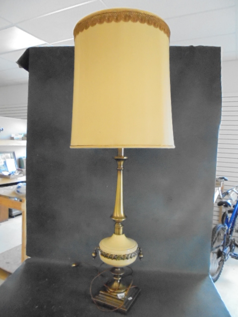 lot 30 image: Vintage Table Lamp