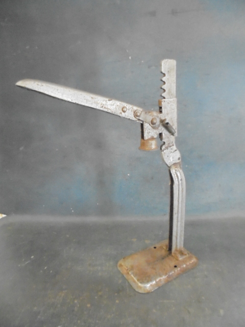 lot 48 image: Bottle Capper
