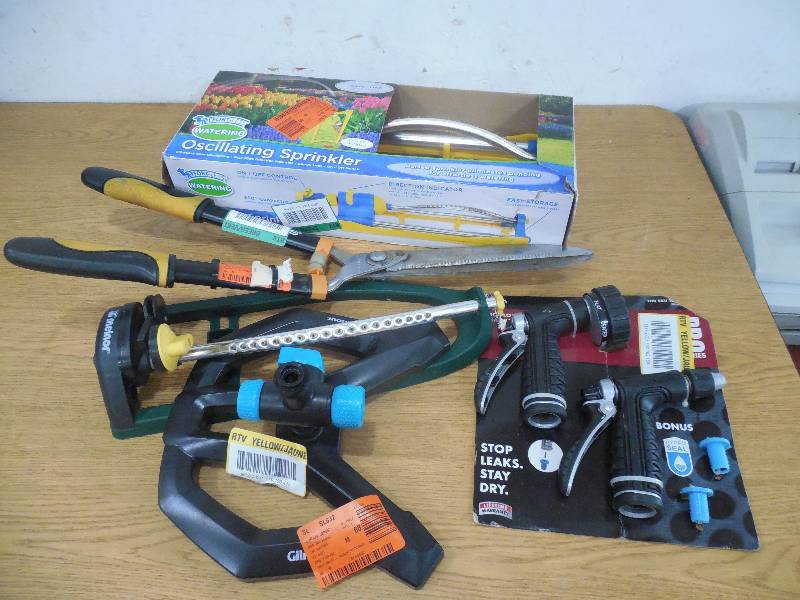 lot 22 image: ASSORTED GARDEN TOOL LOT