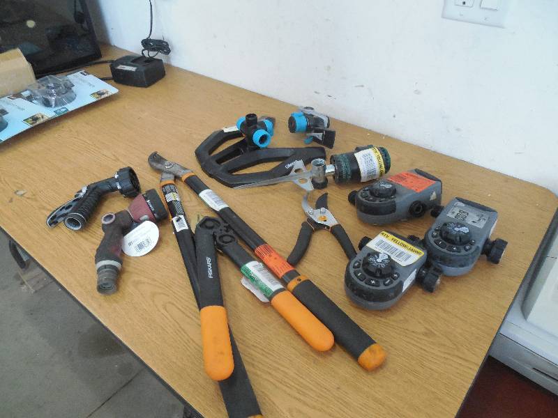 lot 36 image: ASSORTED LAWN CARE TOOL LOT
