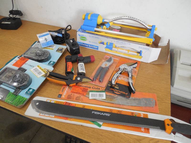 lot 37 image: ASSORTED LAWN CARE TOOL LOT