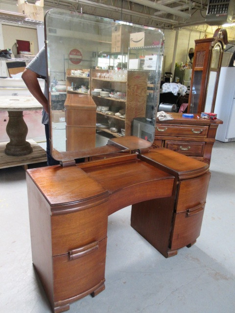 lot 207 image: 5 DRAWER VANITY WITH MIRROR