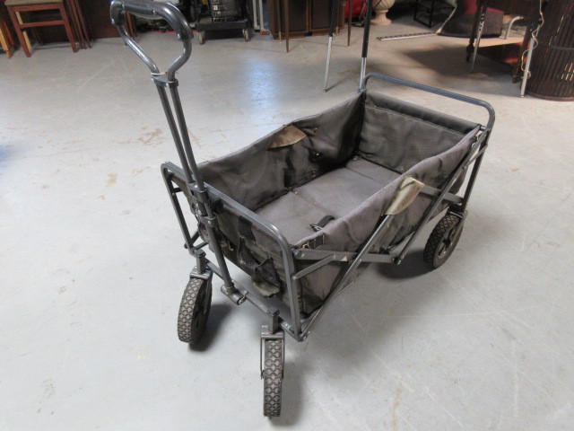 lot 212 image: FOLDING UTILITY WAGON