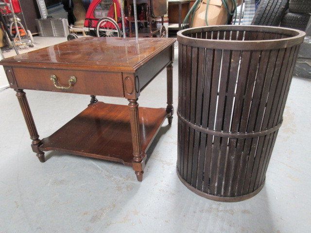 lot 218 image: THOMASVILLE END TABLE AND WOODEN HAMPER