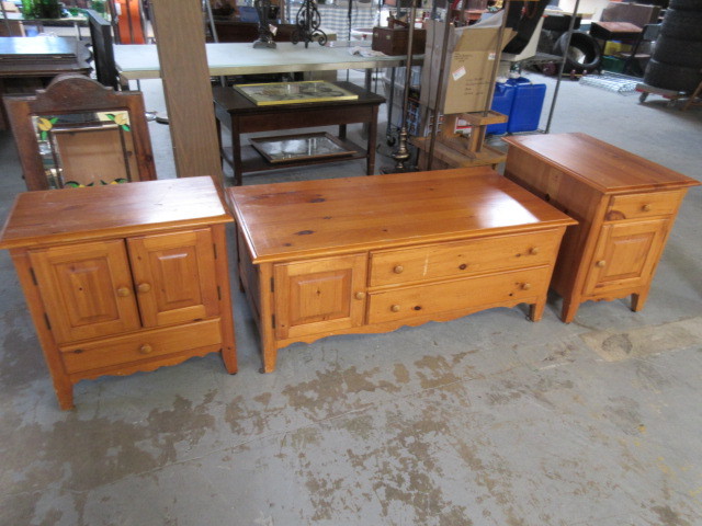 lot 222 image: 3 PIECE RIVERSIDE OAK LIVING ROOM SET