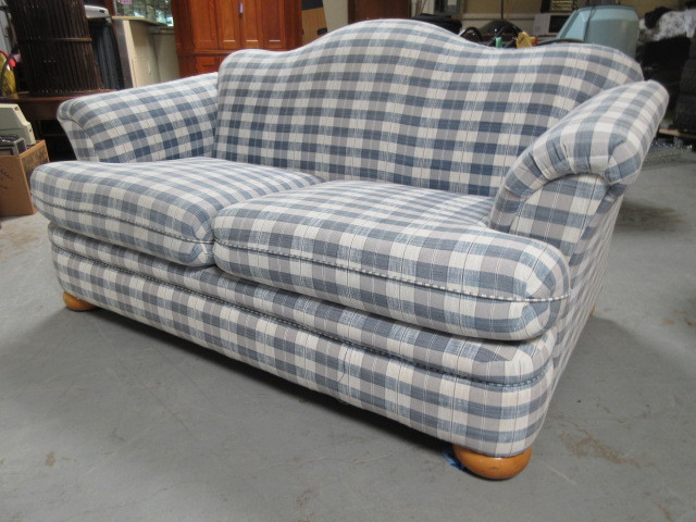 lot 223 image: COVENTRY LOVESEAT