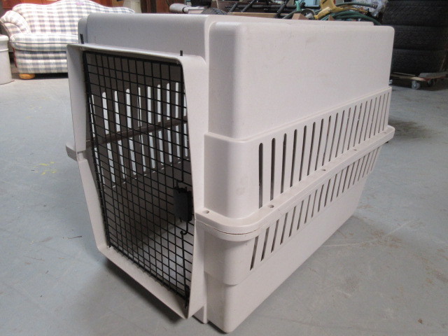 lot 231 image: LARGE PET CARRIERKENNEL